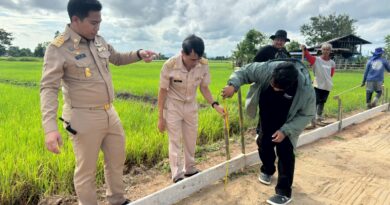 ลงพื้นที่ตรวจสอบความคืบหน้าโครงการก่อสร้างถนนคอนกรีตเสริมเหล็ก (สายร่องแร้งเชื่อมต่อตำบลเจดีย์คำ) พื้นที่บ้านดอนแก้ว หมู่ที่ 9
