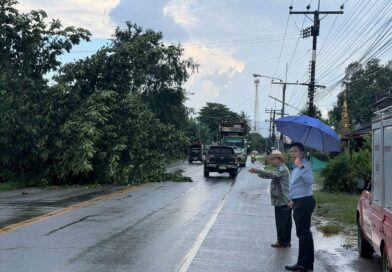 ใช้รถใข้ถนนด้วยความระมัดระวัง  ฝนตกหนักลมแรง ทำต้นไม้หักทับสายไฟขาด บริเวร ทางหลวงสาย 1148 บริเวณ บ้านทราย หมู่ 3
